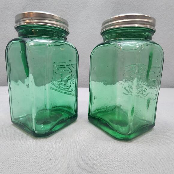 Vintage Depression Style Glass Salt and Pepper Shakers (Green) - Picture 2 of 7